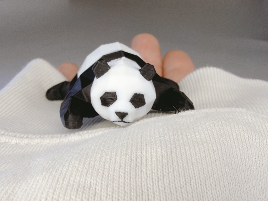 ローポリ寝そべりパンダの3Dプリント用データ(色分け済みの3mf)