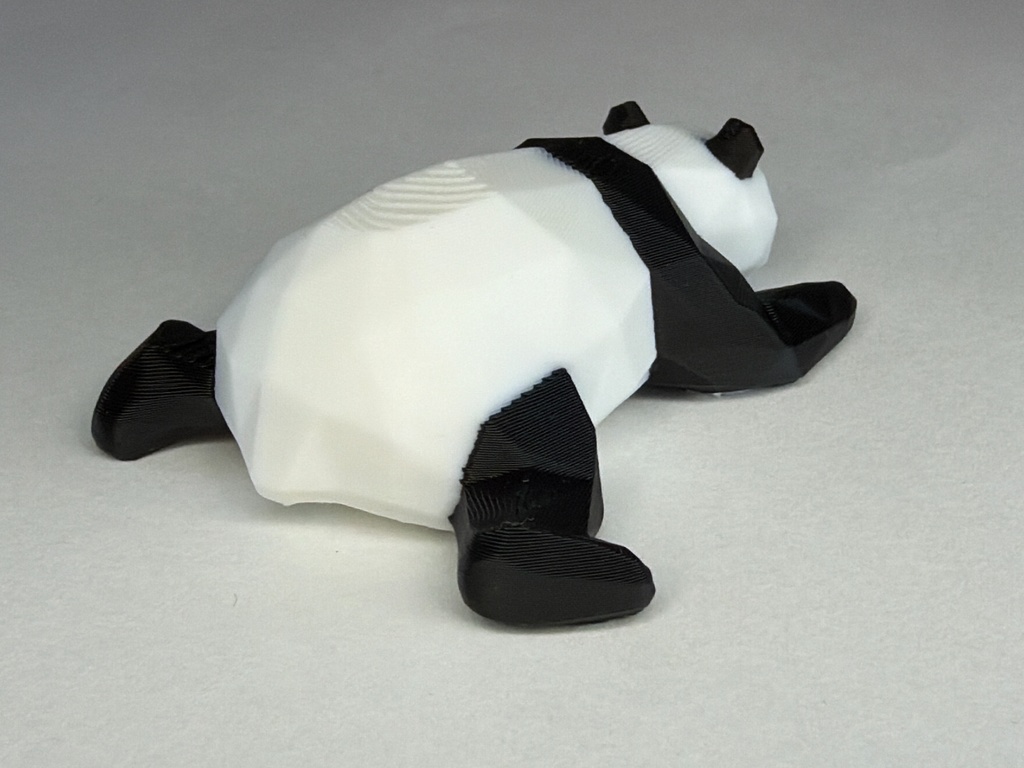 ローポリ寝そべりパンダの3Dプリント用データ(色分け済みの3mf)