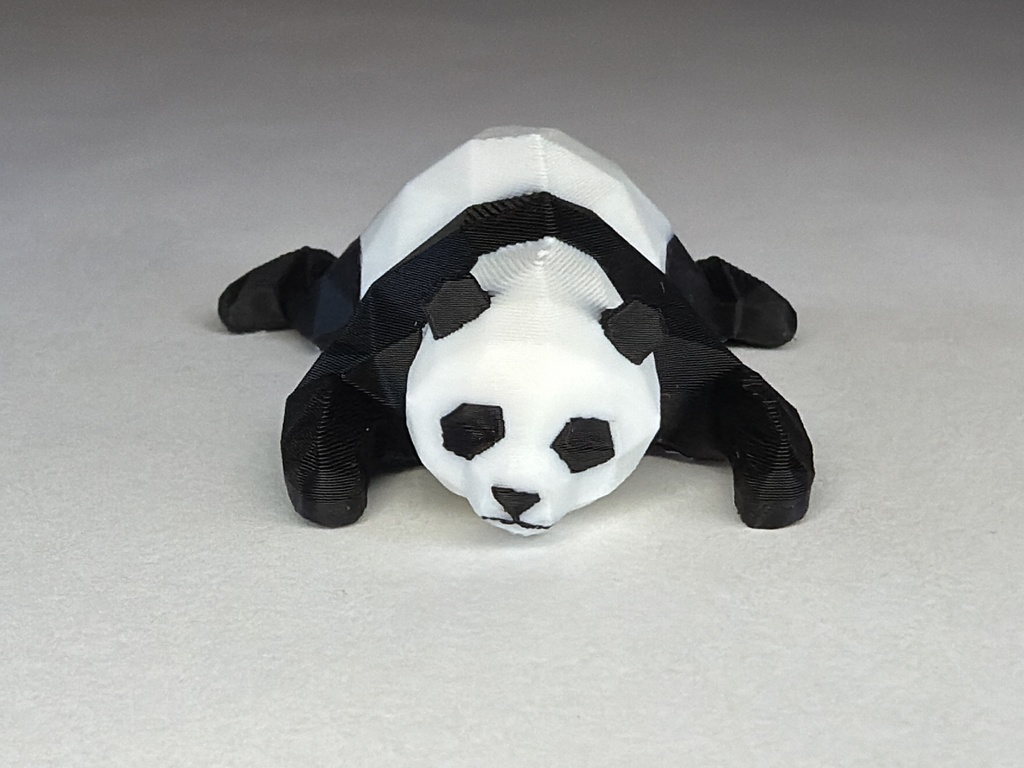 ローポリ寝そべりパンダの3Dプリント用データ(色分け済みの3mf)