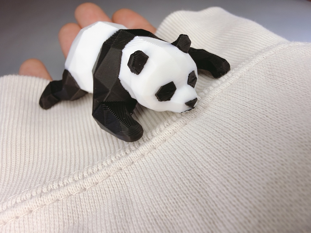 ローポリ寝そべりパンダの3Dプリント用データ(色分け済みの3mf)