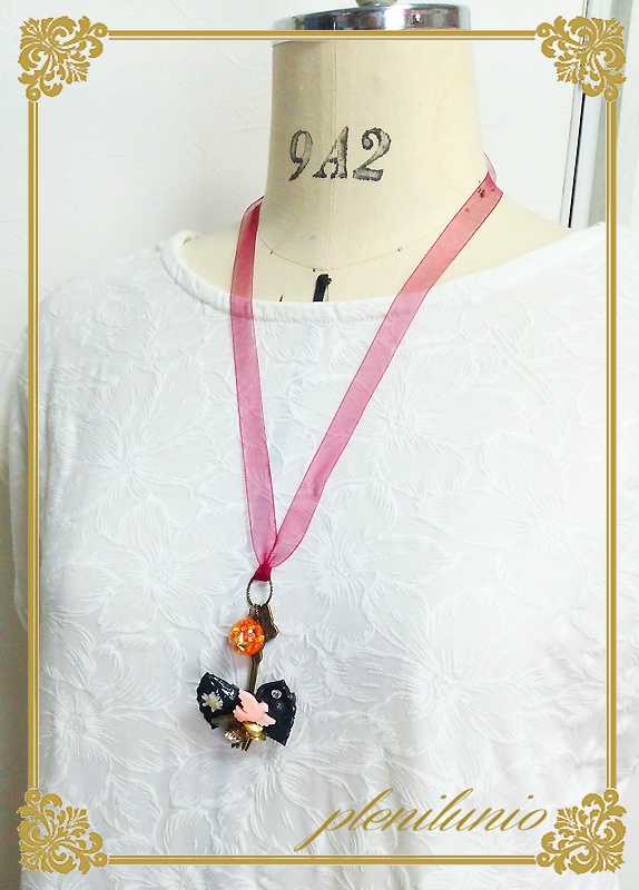 【ジョジョの奇妙な冒険】イカスミパスタのネックレスとバッグチャーム