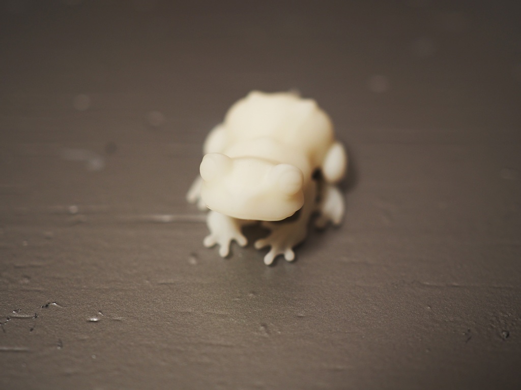 『どんな色にカエル?-デザイン×カエル-』(未塗装)