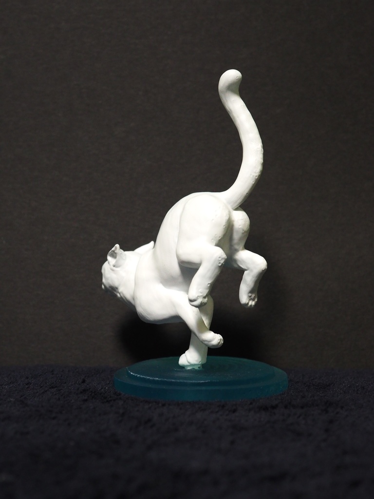 『走る猫』猫フィギュア