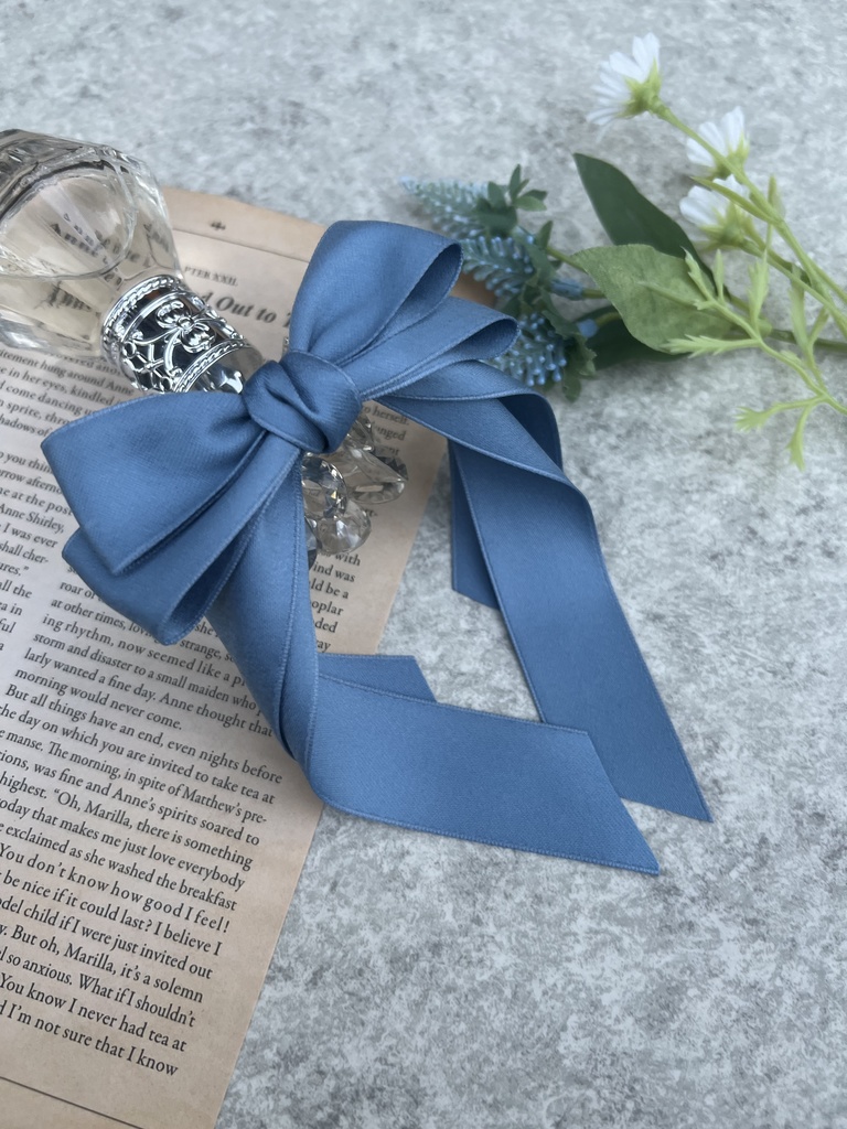 シンプルなポニーテールリボン くすみブルー