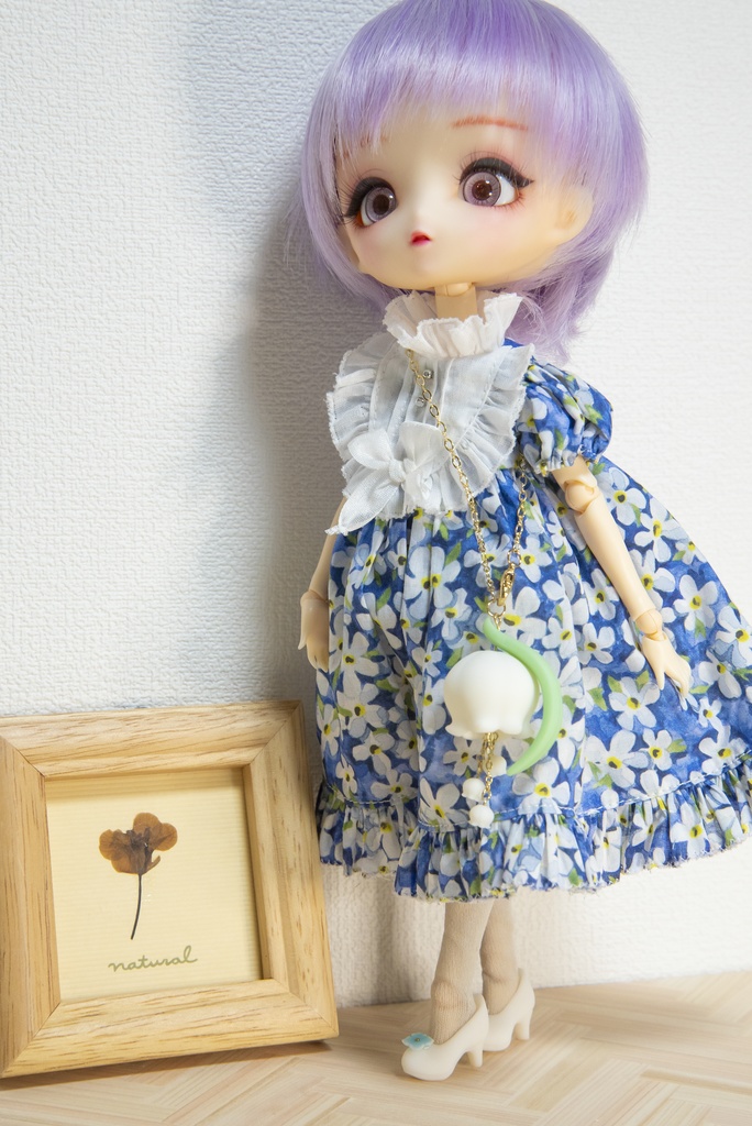 碧いお花の付いた白いパンプス