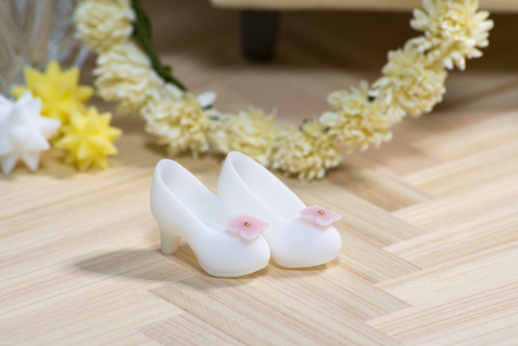 桃色のお花の付いた白いパンプス