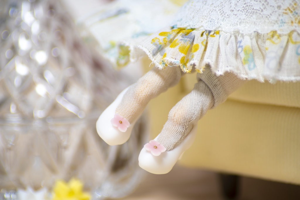 桃色のお花の付いた白いパンプス