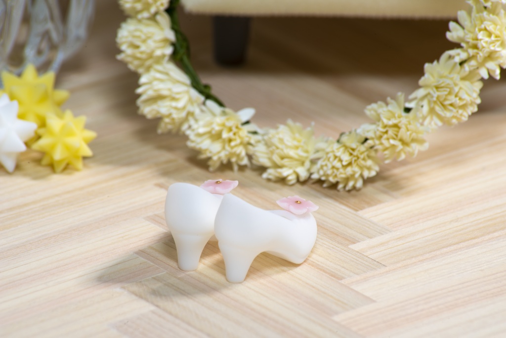 桃色のお花の付いた白いパンプス