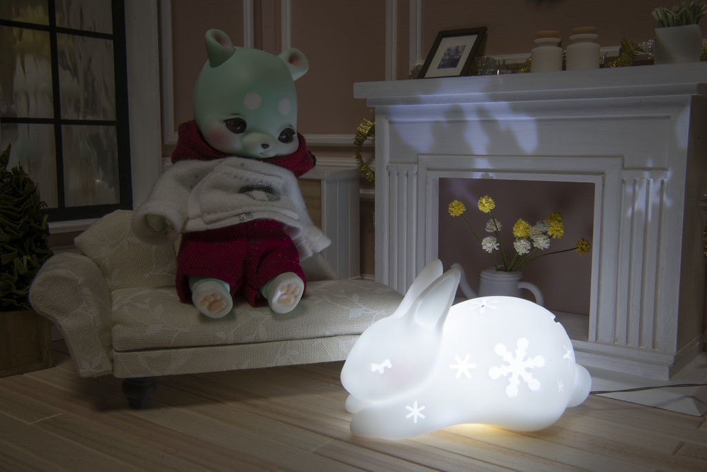 おぷま光るキーホルダーウサギ　LEDライト　ブルーの光り　レジン　雪の結晶