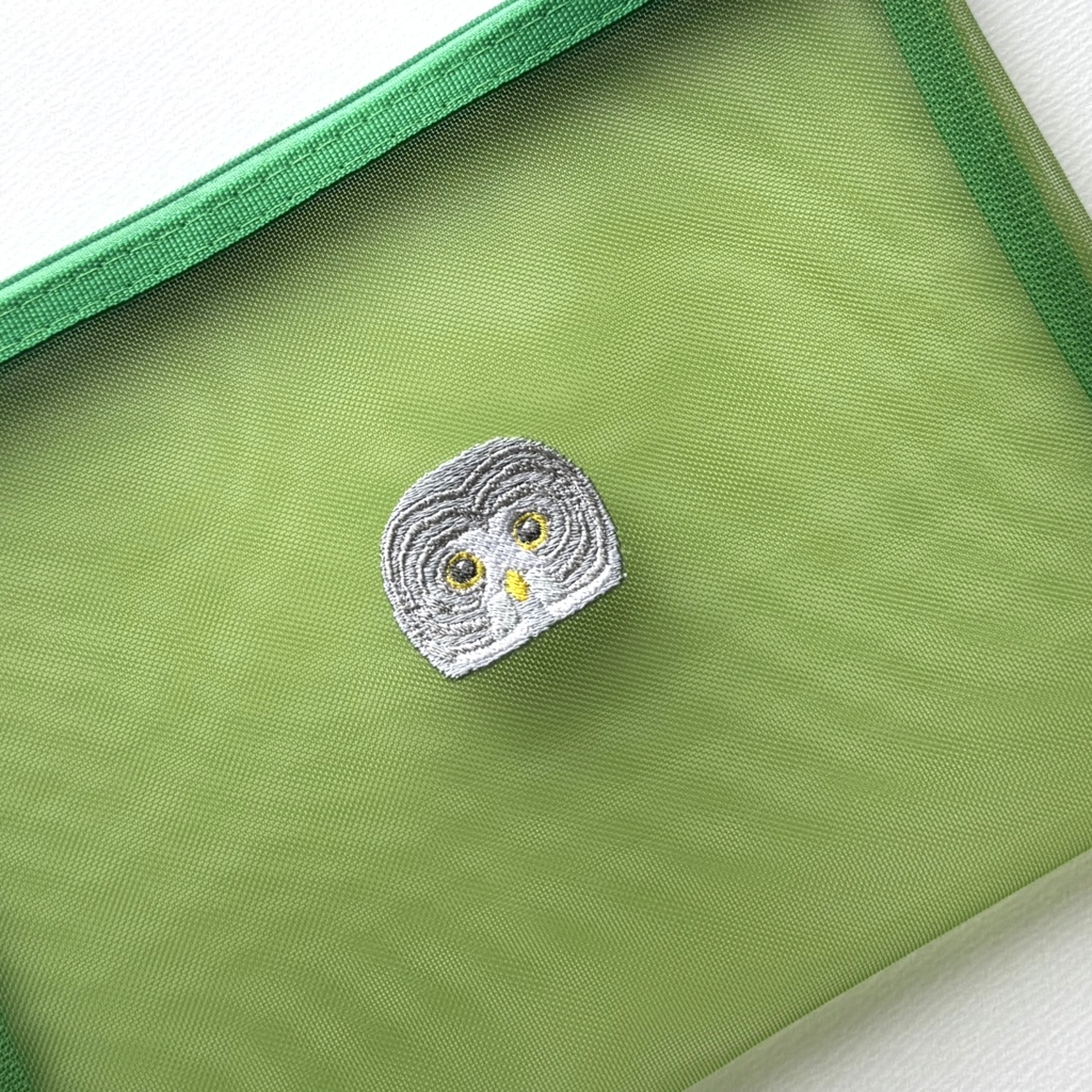 カラフトフクロウの刺繍メッシュポーチ