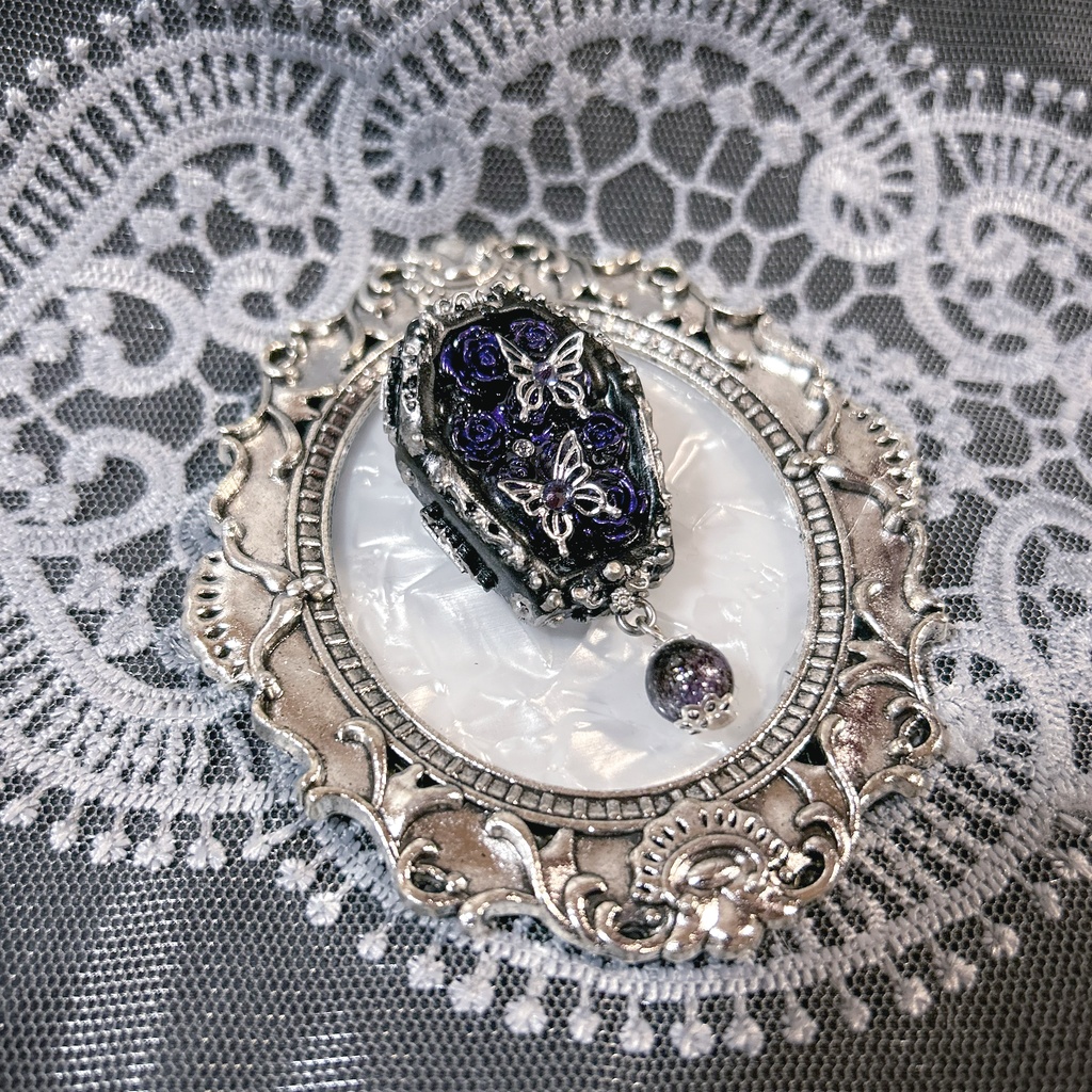 蝶の舞う薔薇と棺のブローチ<Obscura Ulysses>