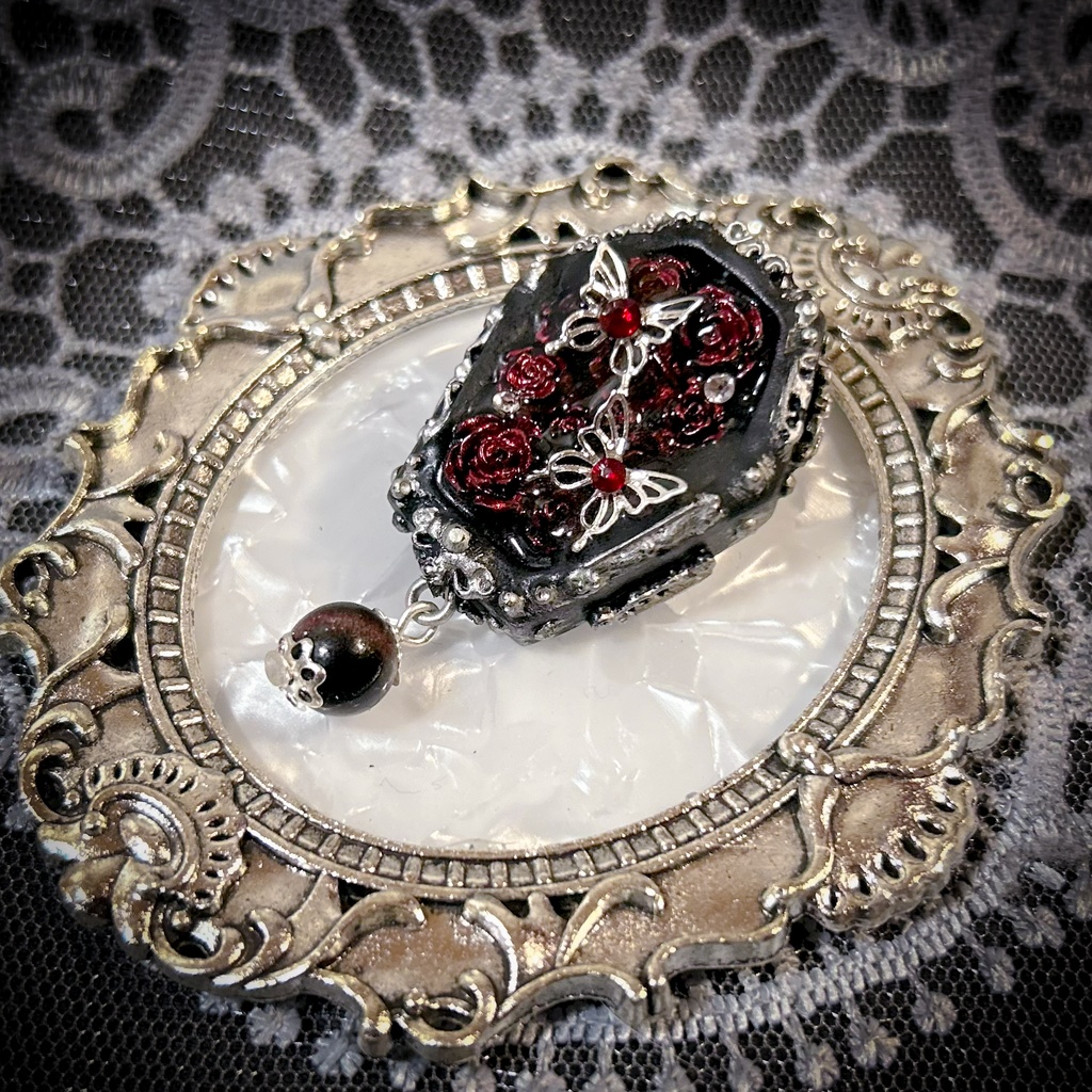 蝶の舞う薔薇と棺のブローチ<Obscura Ulysses>