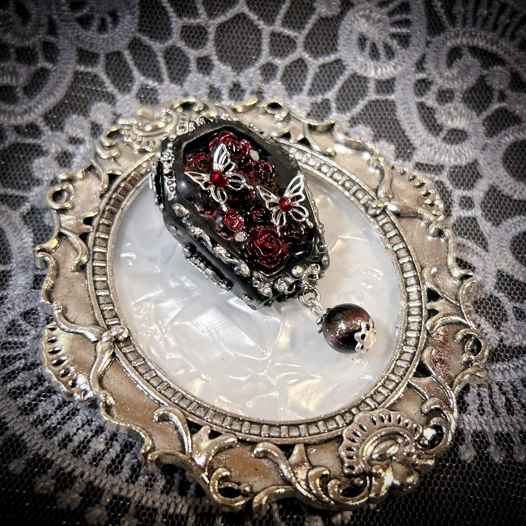 蝶の舞う薔薇と棺のブローチ<Obscura Ulysses>