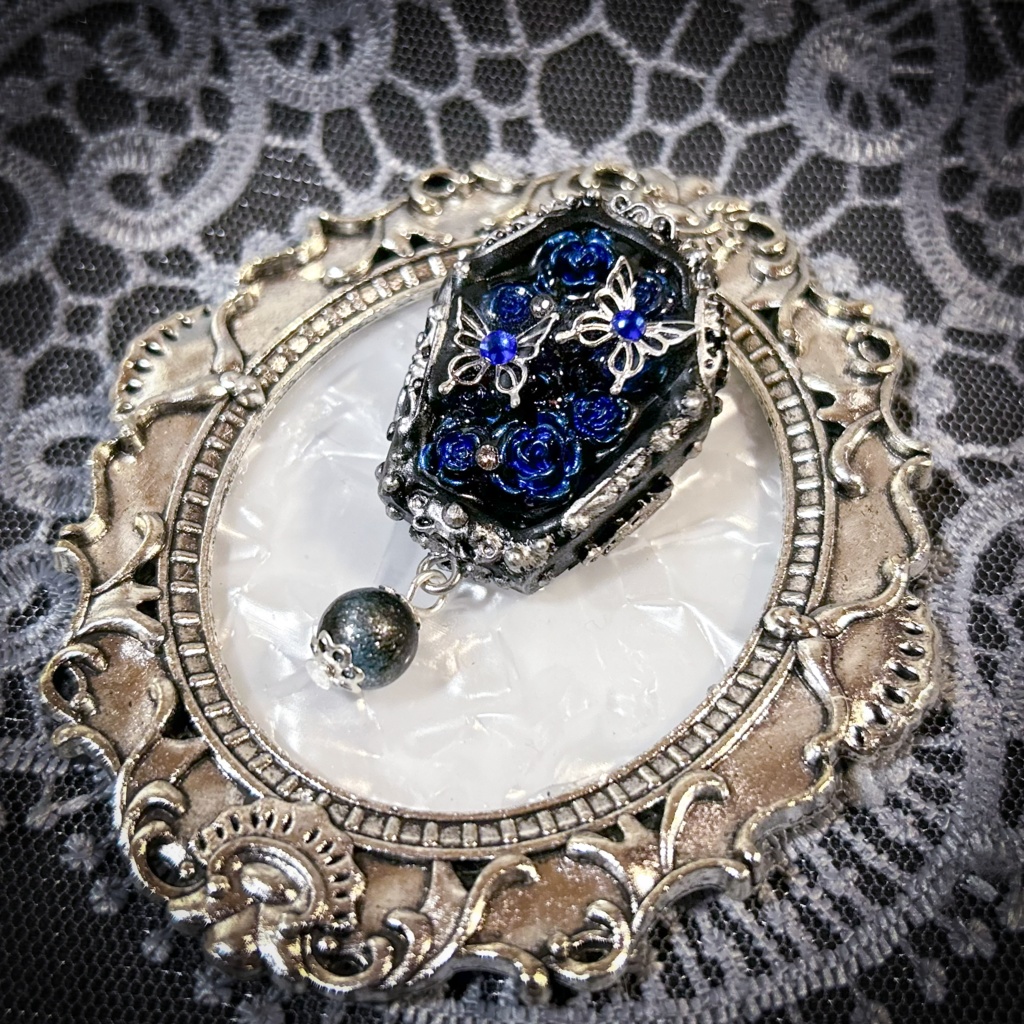 蝶の舞う薔薇と棺のブローチ<Obscura Ulysses>