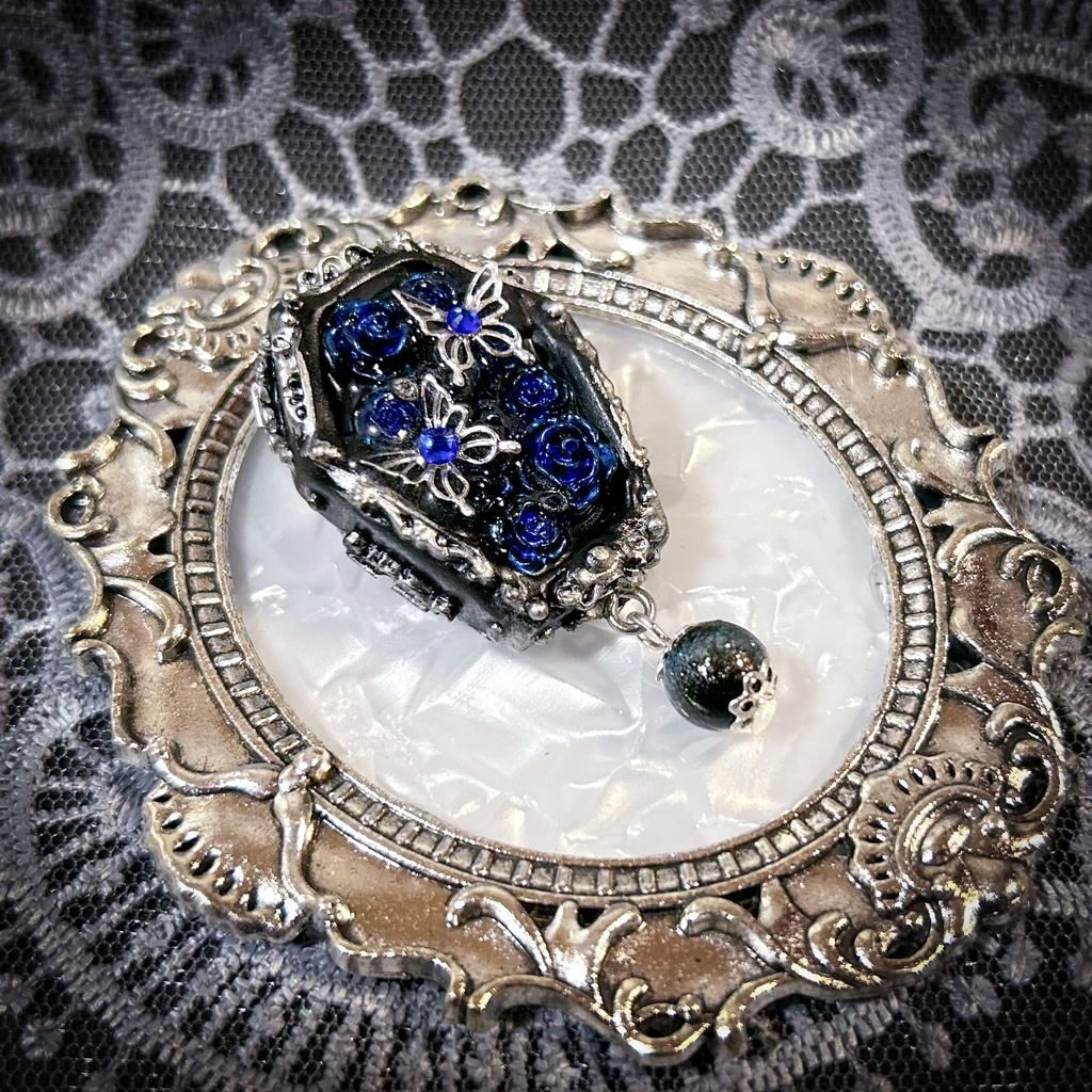 蝶の舞う薔薇と棺のブローチ<Obscura Ulysses>