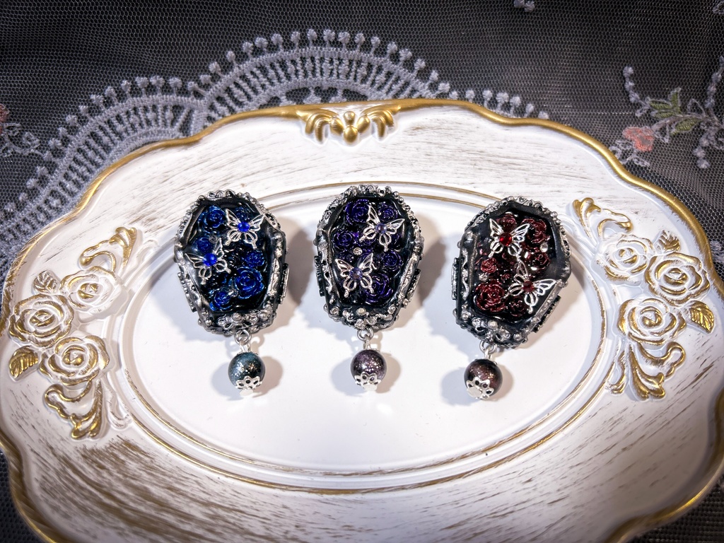 蝶の舞う薔薇と棺のブローチ<Obscura Ulysses>