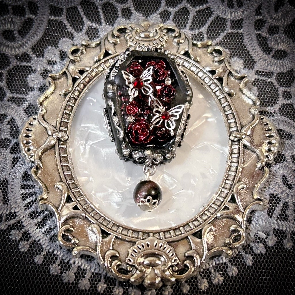 蝶の舞う薔薇と棺のブローチ<Obscura Ulysses>