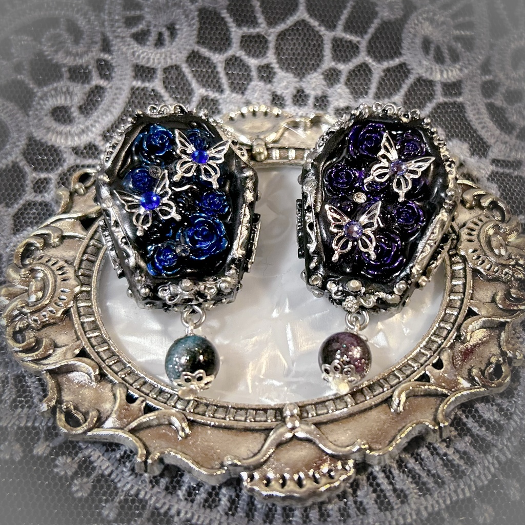 蝶の舞う薔薇と棺のブローチ<Obscura Ulysses>