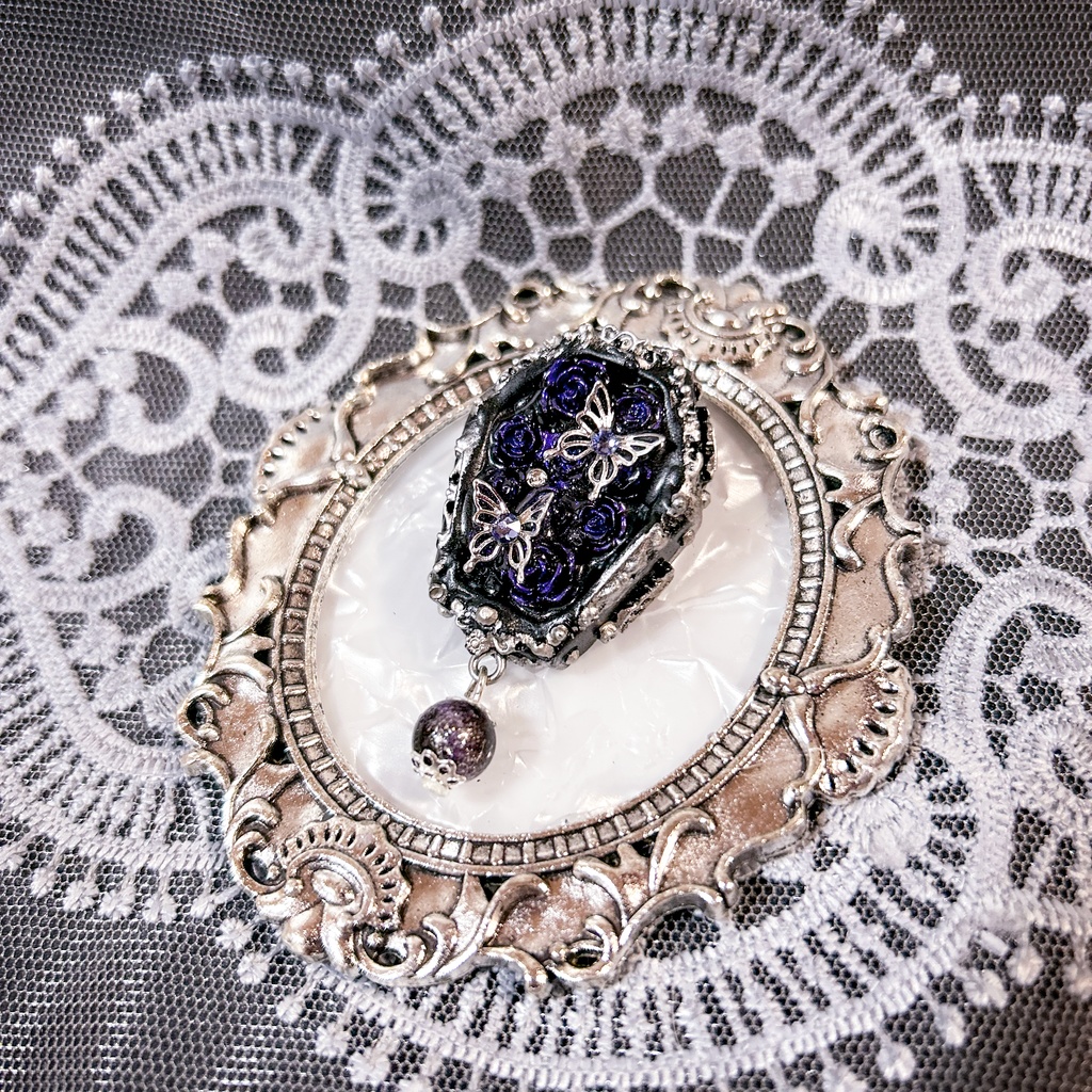 蝶の舞う薔薇と棺のブローチ<Obscura Ulysses>