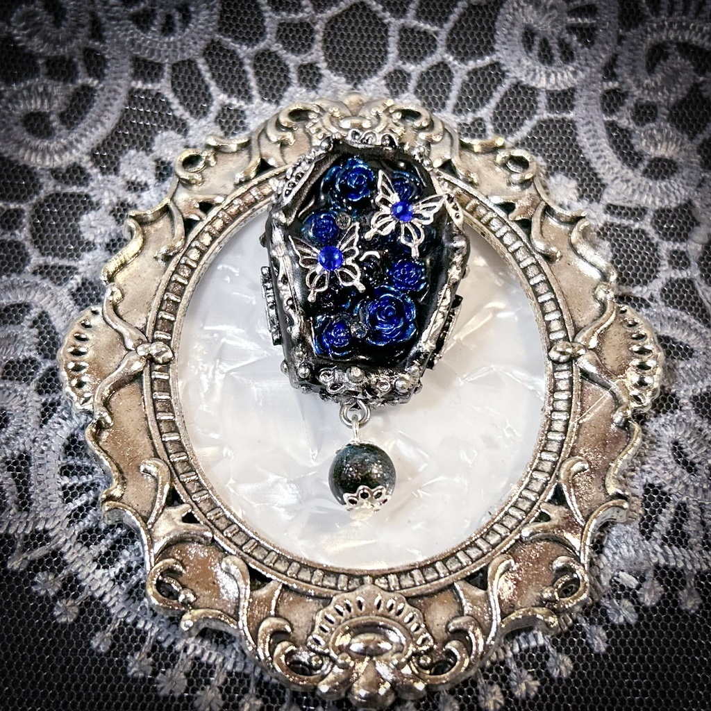 蝶の舞う薔薇と棺のブローチ<Obscura Ulysses>