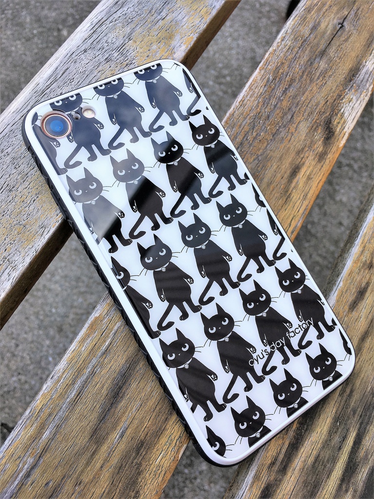 黒猫ぷーちゃんがいっぱい居る強化ガラス製iphoneケース　