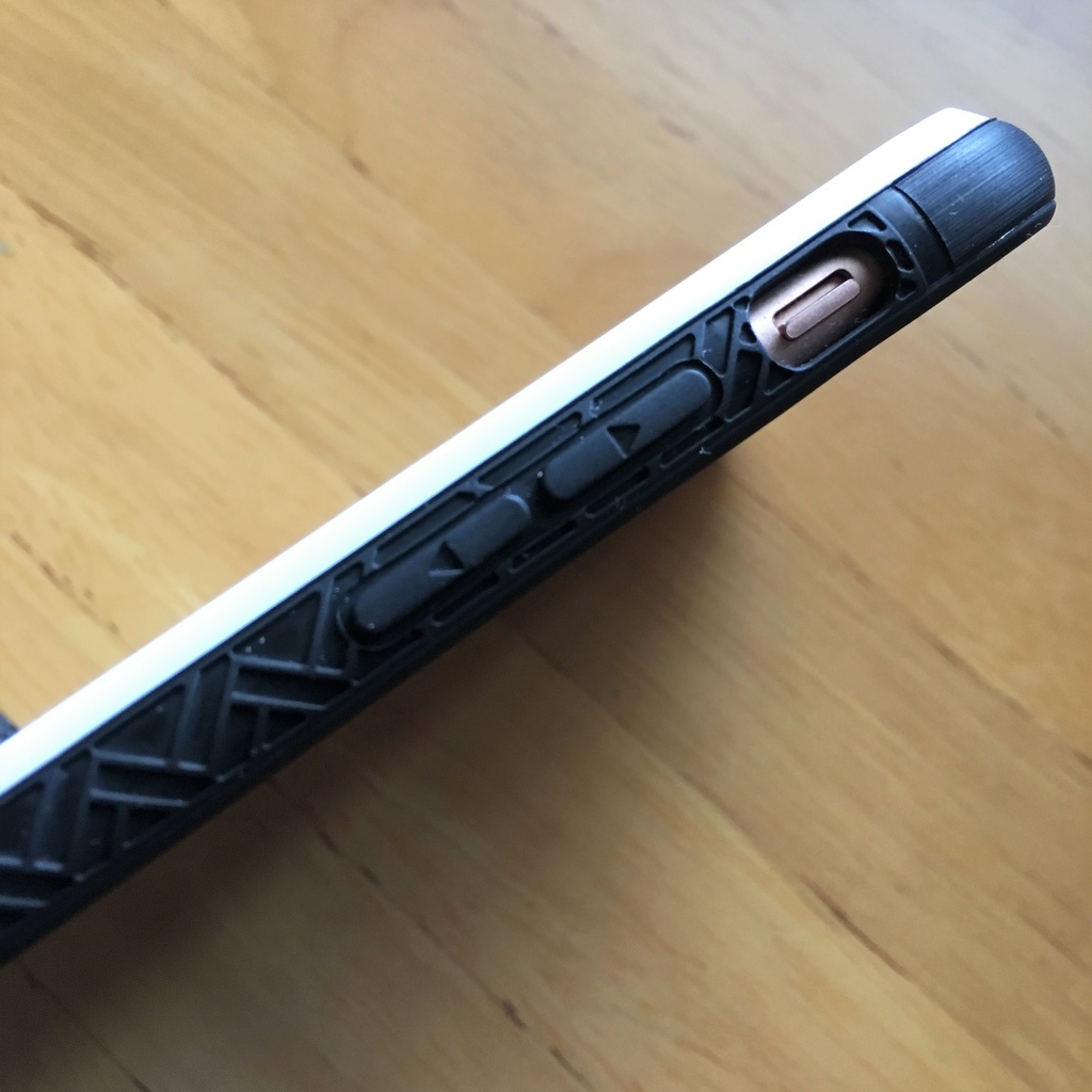 黒猫ぷーちゃんがいっぱい居る強化ガラス製iphoneケース