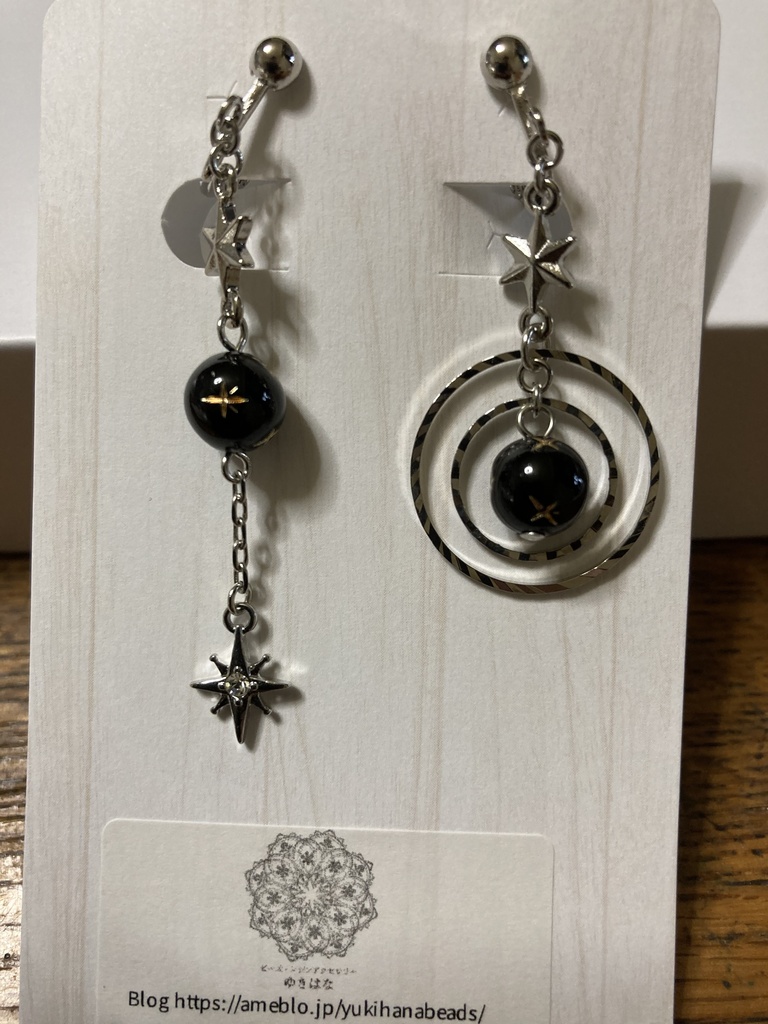 星のアシンメトリーイヤリング（銀・黒）
