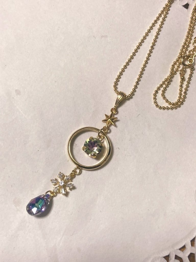 クリスタルスノーのドロップネックレス（金、ヴィトラルライト）