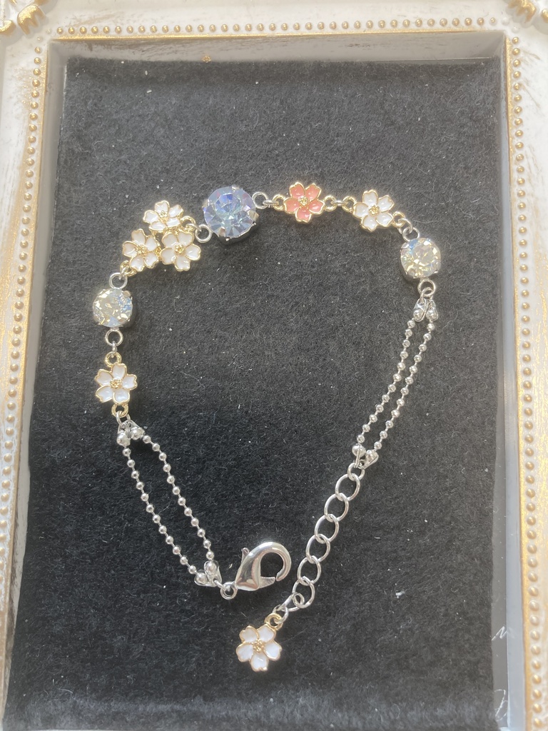 こぼれ桜のブレスレット銀、白、アレキサンドライト