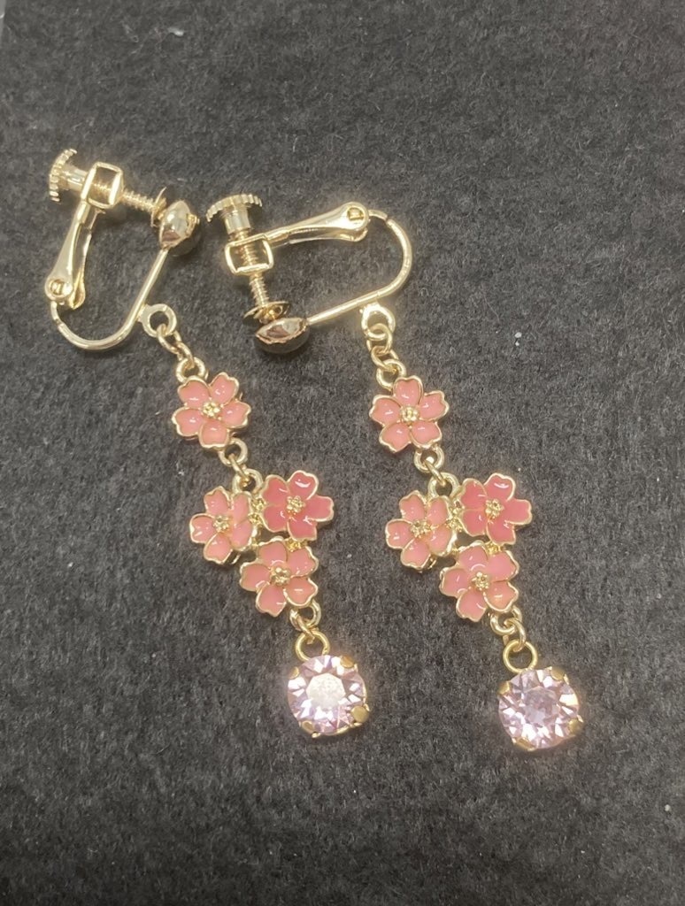 こぼれ桜のイヤリング（金、ピンク、ライトアメジスト）