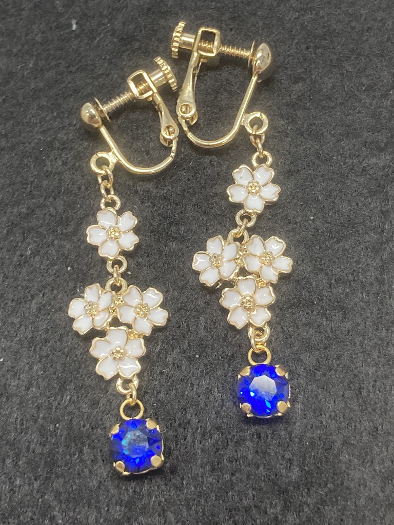 こぼれ桜のイヤリング（金、白、バミューダブルー）