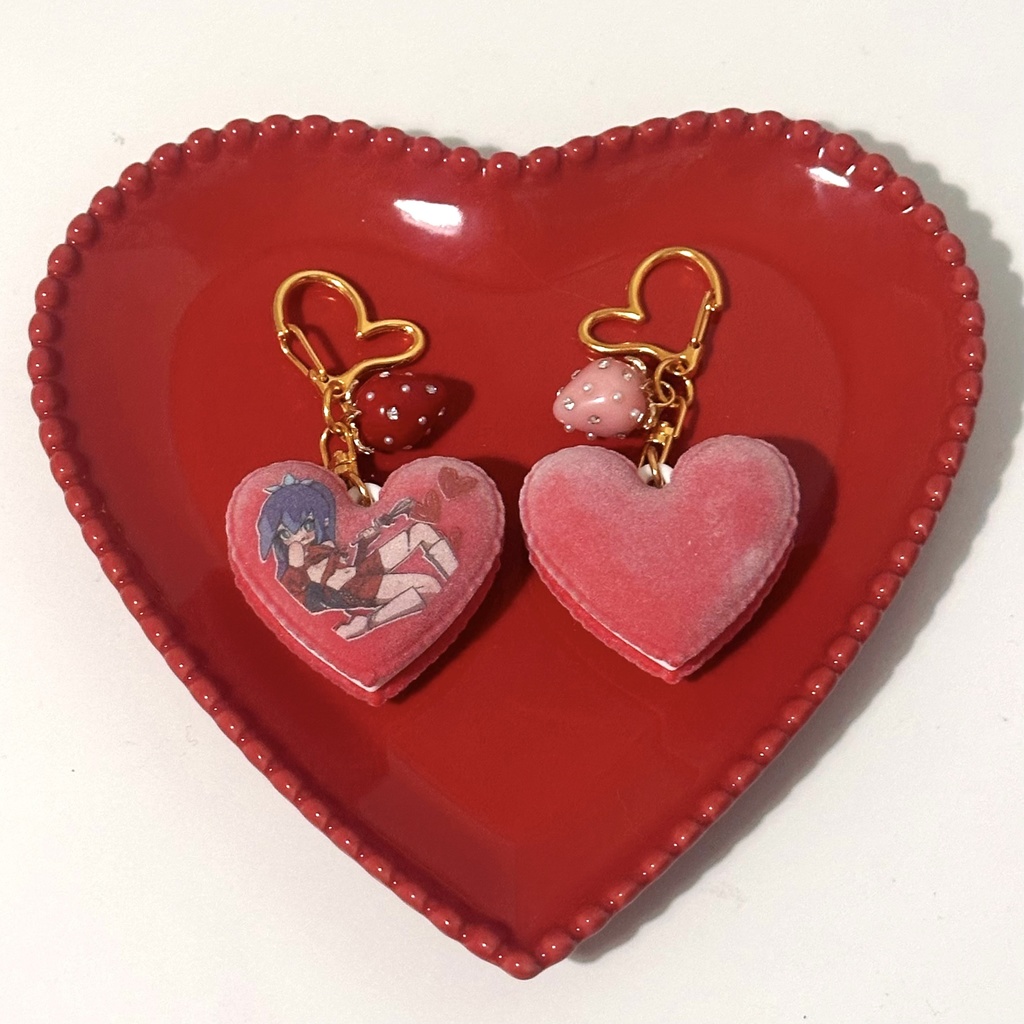 ♡バレンタイン限定♡ ハートマカロンキーホルダー いちごチャーム付き🍓