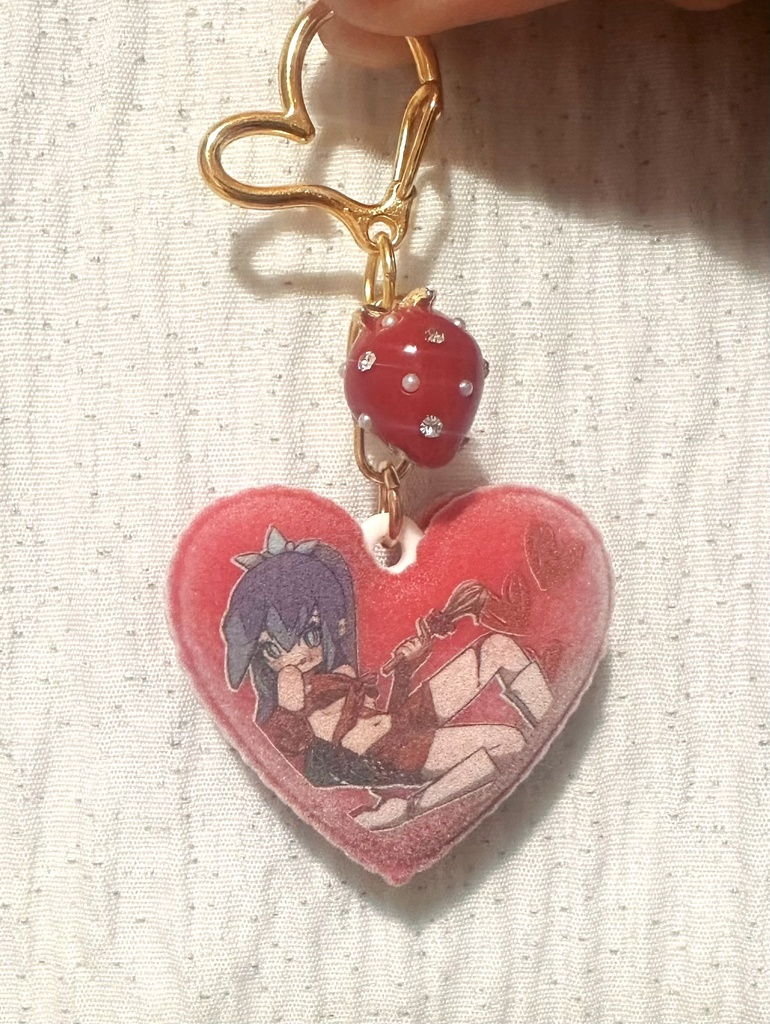 ♡バレンタイン限定♡ ハートマカロンキーホルダー いちごチャーム付き🍓