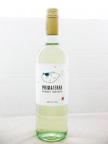 魚が日向ぼっこしているユニークなラベル 。プリマテッラというワイナリーのワインです。