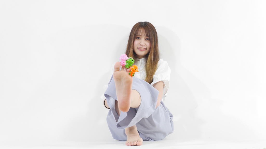 マーメイドルしおんの写真(足裏シリーズ Vol.2) アイドルユニットマーメイドルしおん(写真右)、 稚魚~ズタラ・コナー(写真左) の写真6枚。