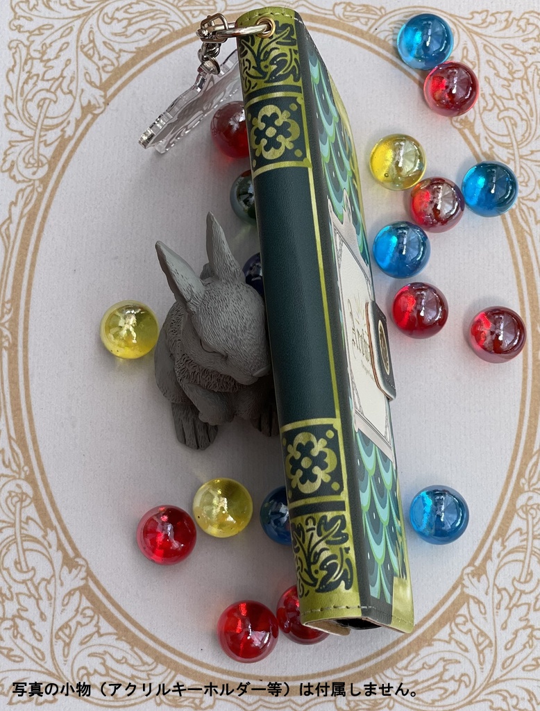 アロワナ柄の洋書風スマホカバー