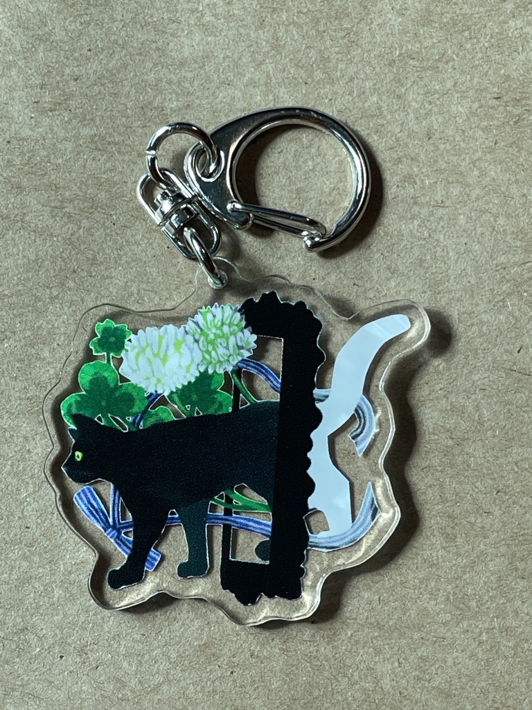 猫と白詰草のアクリルキーホルダー