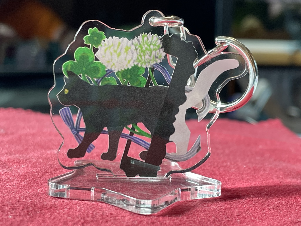 猫と白詰草のアクリルキーホルダー