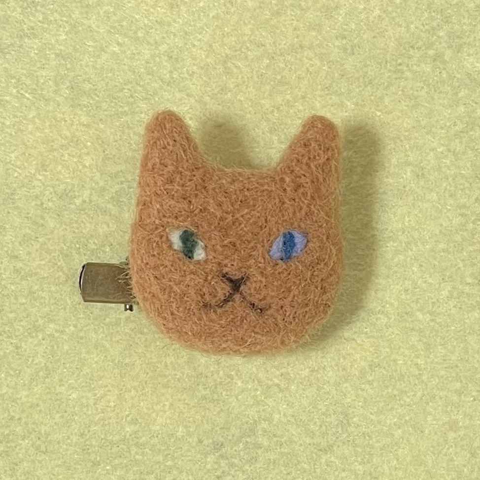 ネコねこピンズ&クリップ(ブラウン・オッドアイ)