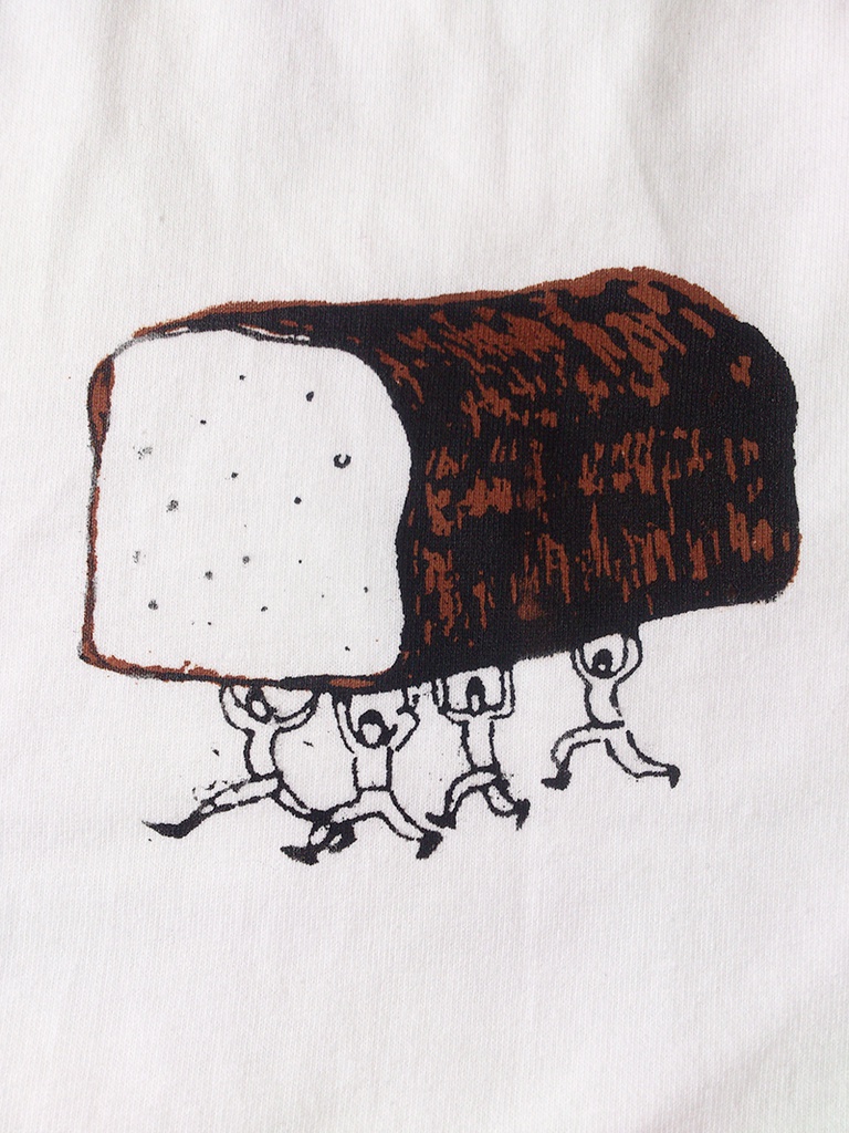 「パンを運ぶ人々」Tシャツ