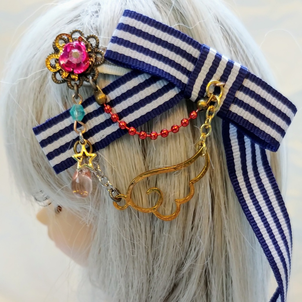 ピンクの花と羽根のブルーリボンのヘアアクセサリー