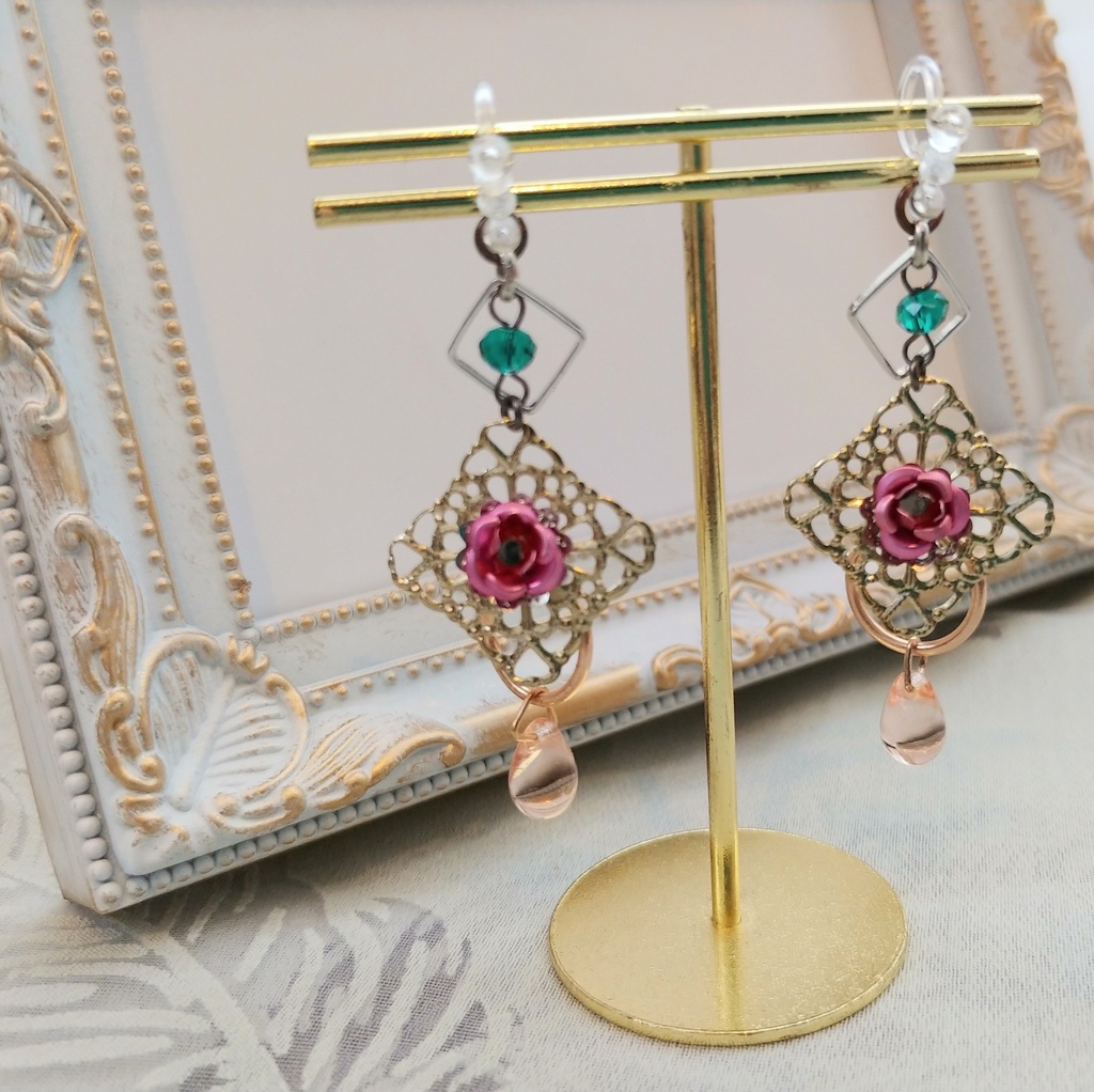 ピンク色のバラと透かしイヤリング