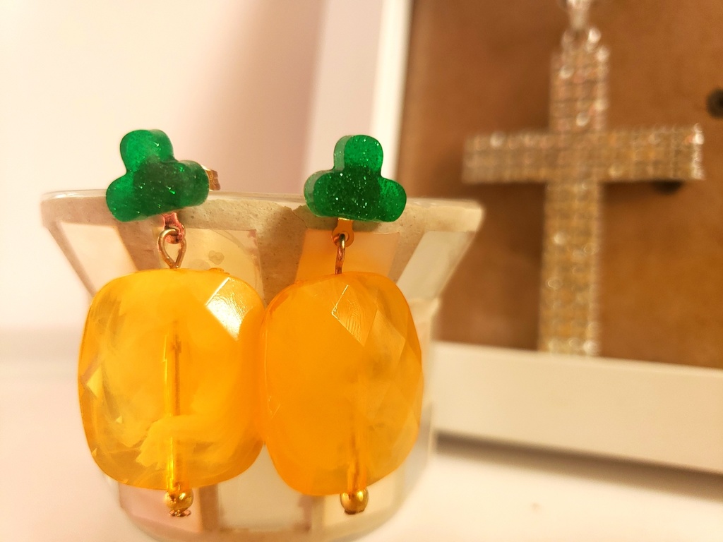 *おそ松さんイメージピアス/アクリルチャーム*