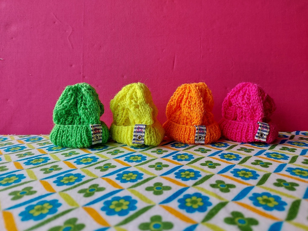 模様編みのネオンカラーニットキャップ