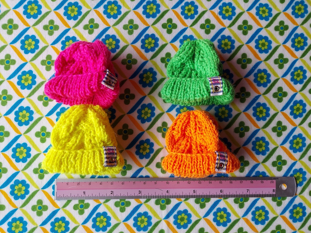 模様編みのネオンカラーニットキャップ