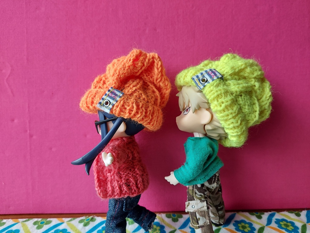 模様編みのネオンカラーニットキャップ