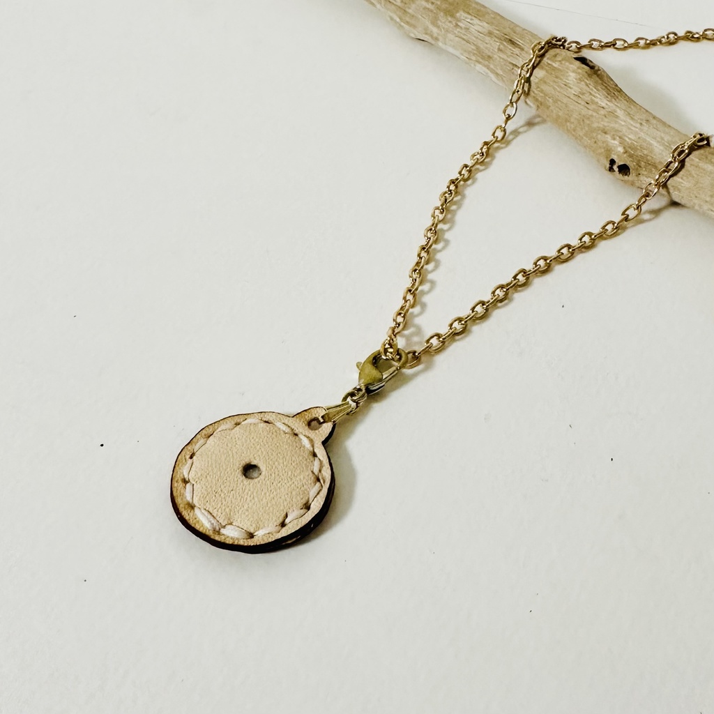 ピンバッジをペンダントトップにするやつ