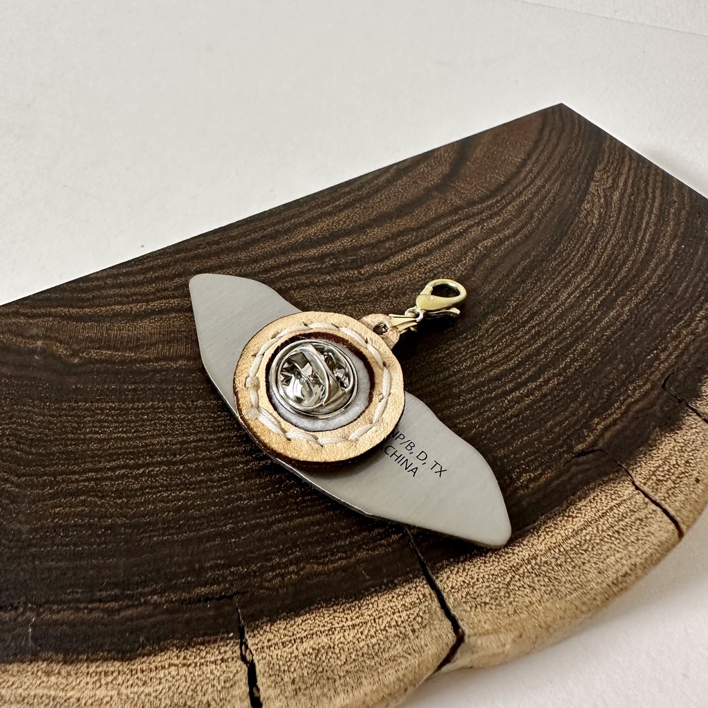 ピンバッジをペンダントトップにするやつ