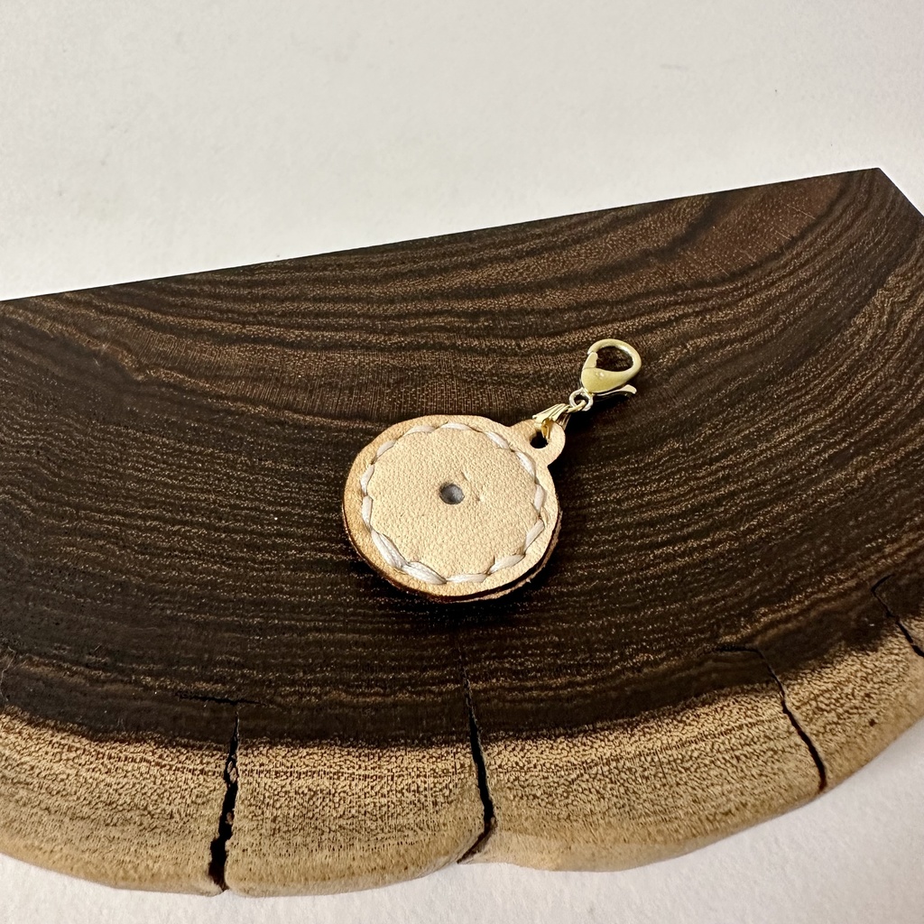 ピンバッジをペンダントトップにするやつ