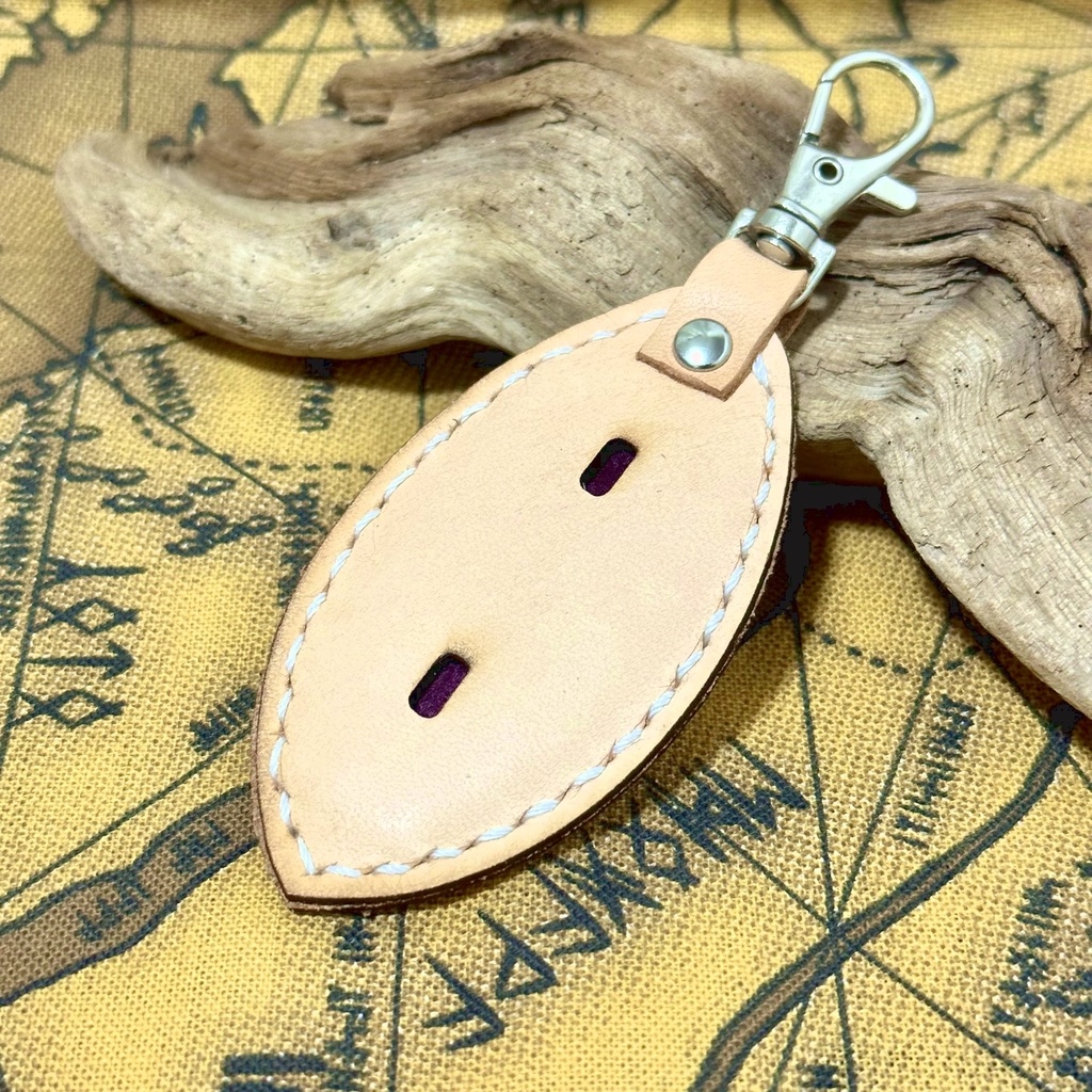 ピンバッジを並べてキーホルダーにするやつ